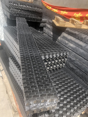 Composants cellulaires de tour de refroidissement de suppresseur de dérive de PVC de nid d'abeilles noir