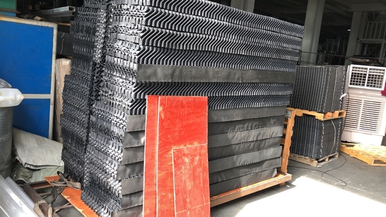Composants cellulaires de tour de refroidissement de suppresseur de dérive de PVC de nid d'abeilles noir